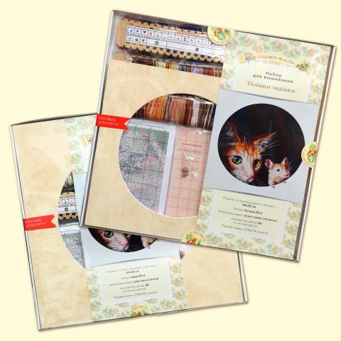 Наборы содержaт схему на бумаге, ткань (25 или 20 ct), нитки DMC разобранные на органайзерах по символам, 2 иглы для вышивания, пластиковые объемные детали (лапки, хвостик), паспарту для оформления вышивки